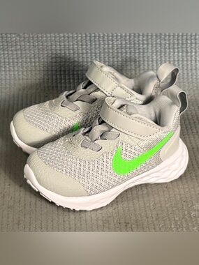 Nike Revolution 6 Light Smoke Grey Green Strike Shoes DD1094-009 Toddler Size 4C